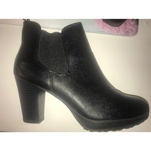 EXCELLENT CONDITION BLACK HEELED BOOTIES